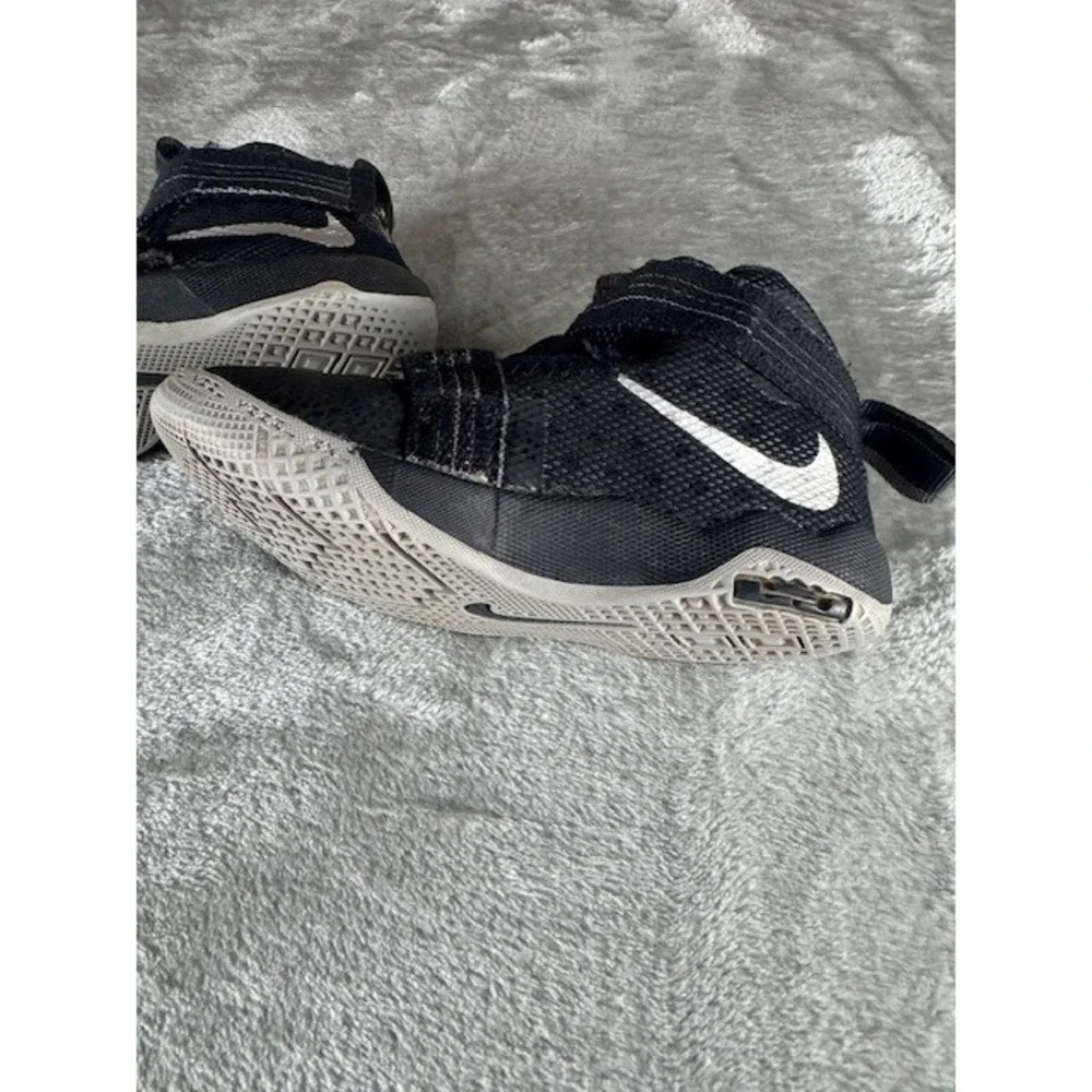 LeBron Soldier 11 Nike Toddler Size 9C‎ High Top Strap Closure Basketball Shoes